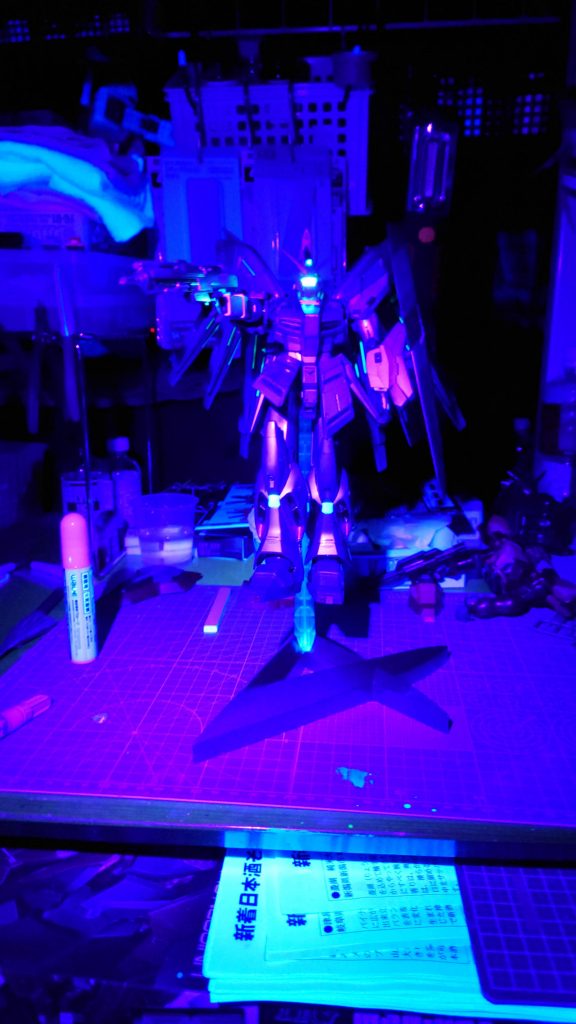 いつもの通り、部分的に光らせてます。