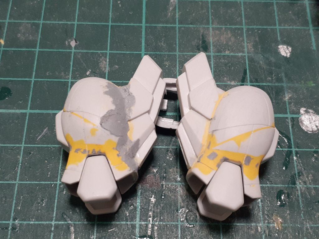 隙間にパテを詰めて削って滑らかに