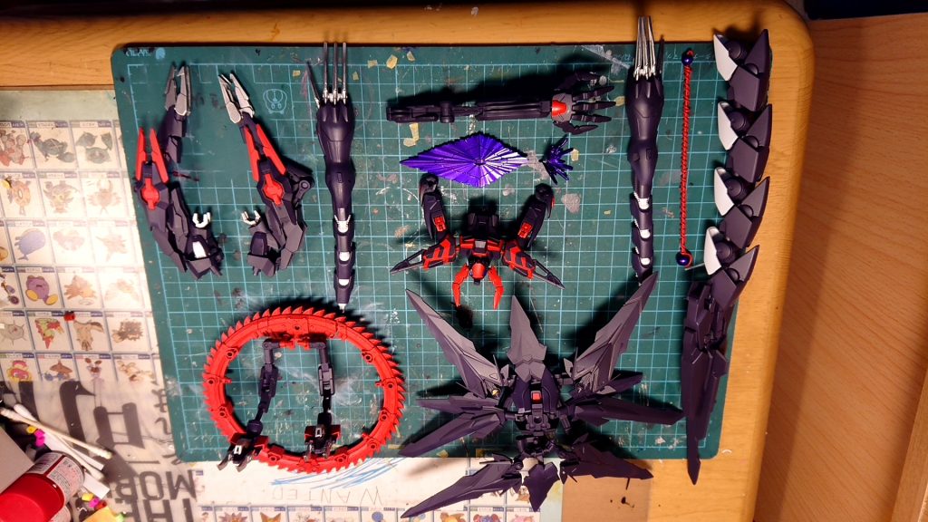 パーツ構成・HGCEデスティニーガンダム(本体)・リバーシブルガンダム腕(下半身前方)・ハイゴッグ腕(下半身後方)・忍パルスガンダムの手裏剣(腰スカート)・バインダーガン(サイドスカート・ノーネイムライフル(サイドスカート)・GN-X太腿(尻尾)・AGE2マグナムSV 足アーマー(HWS&SVカスタムウェポンセットより使用)(尻尾の先端)・ゼルトザームアームズ(正面の蛇、顔の角)・センチュリーウェポンズよりバスターソード(尻尾の先端)・MSGへヴィウェポンユニット グラインドサークル(背中の日輪)・MSGジョイントセットやフレキシブルアーム等々(下半身の土台)