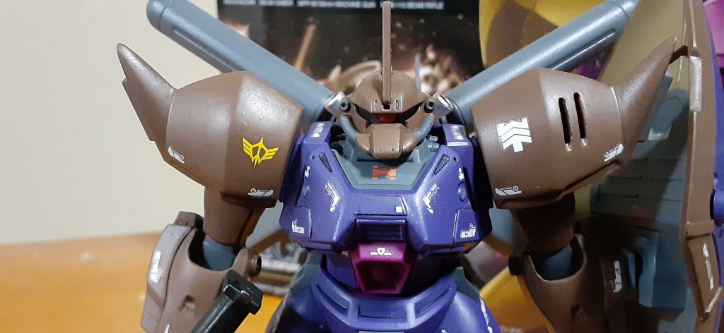 アンテナは少し後ろに傾けて、肩アーマーは一旦真ん中を切り数ミリ削り接着、スリットは穴あけてます。胸部アーマーの根元に0.5ミリ貼りたして前と左右もディテールアップとボリューム増し兼ねて0.5ミリを適当にカットして貼りました。モノアイはHアイズを少し削って大佐の階級章なのはもし正当な評価受けてたらという想定です。