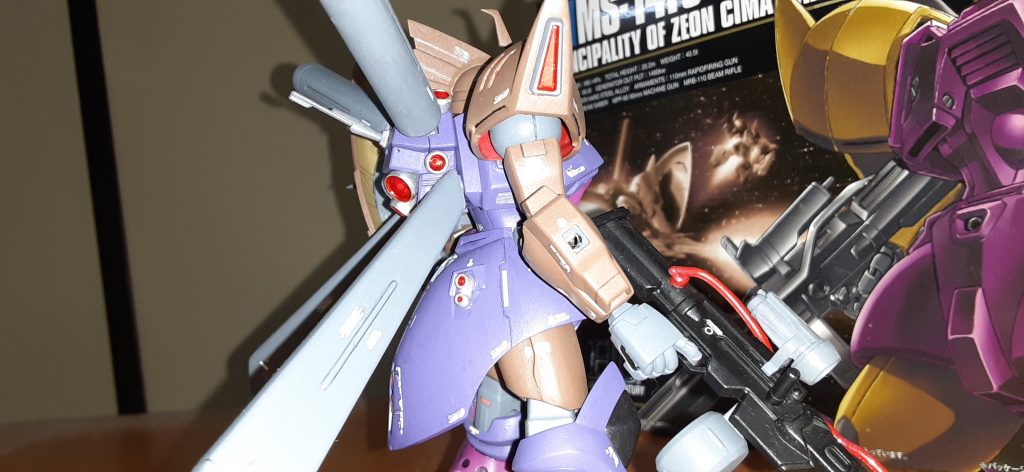 二の腕0.5でディテールアップ大腿部は0.3ミリを左右に貼りついでにディテールにしてます。ライフルはパイプ部分のパーツを後ハメして合わせ目消してます。スコープ部分のレンズもHアイズです。