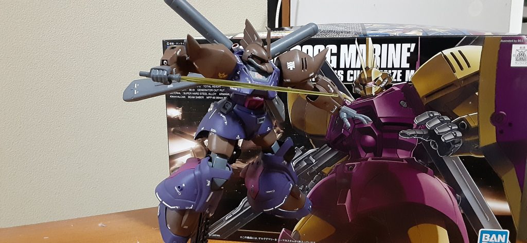 紫は艶消し黒を少し混ぜて暗めに、腰部のスラスターみたいな部分をグレーに、膝の別パーツ部分を艶消し黒で塗装して元の単調な色彩から変えてみました。筋彫りしたかったけど積みプラ崩したいのもあり腰部の一部だけにしてあとはデカールで誤魔化しましたw