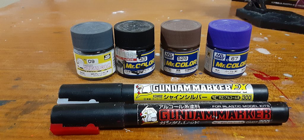 本体、タンク、武装はミスターカラーで筆塗り、一部成型色のままにしてます。スラスターはマーカーで塗装です。