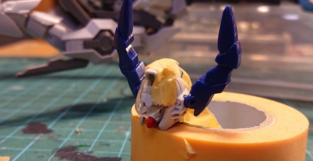 額には百均のネイルチップを貼り付けています。ネイルチップをガンプラに使用するアイデアは、かなり前にニコニコ動画で見たような記憶。