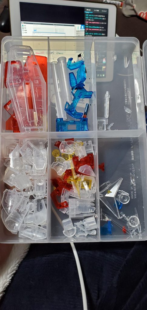 クリアパーツなのでゲート処理を気持ち丁寧に。