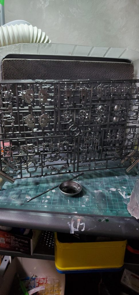 内部パーツは面倒なのでランナーごと黒サフ→ガイアカラーのブレードシルバーを。