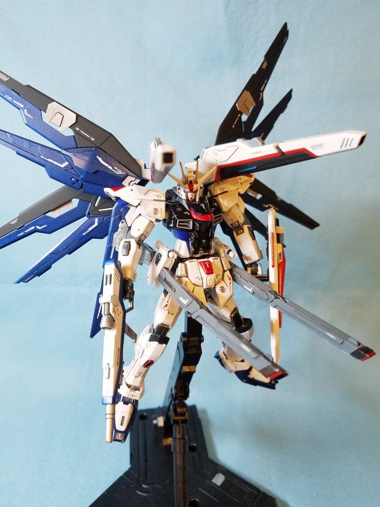 キット付属のシールは不使用で、出来る限り塗り分け塗装して、メインカメラにのみグリーンメタリックのラピーテープを使っています。