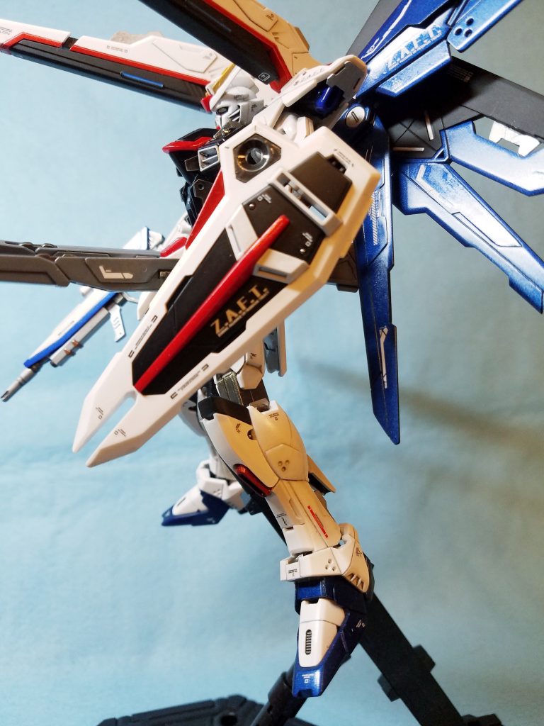 所々に切り欠き、ブチ穴加工、シイタケ、メタルボールを仕込んでいます。コーションデカールも全身に貼っています。