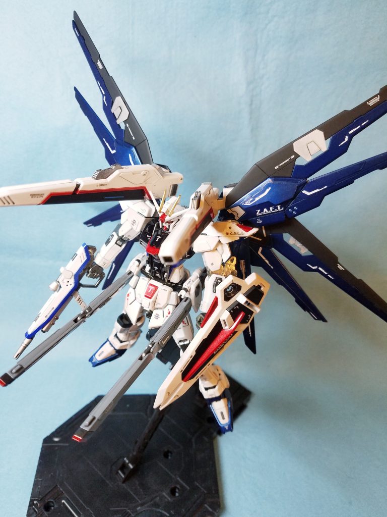 腰前パーツとスネアーマー、そして肩アーマーの分割加工が一番苦労しました。