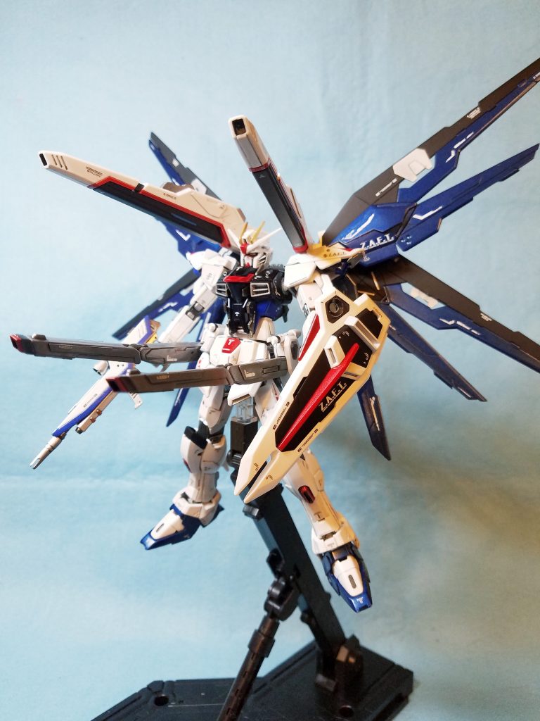 フルバーストモード。アクションベース必須です。塗装は全身光沢&メタリックカラーです。白い部分は濃淡2色でパールクリアを挟んで光沢コートしています。赤と青はメタリックカラー。羽根の一部やシールドなどの黒いパーツだけ艶消しです。