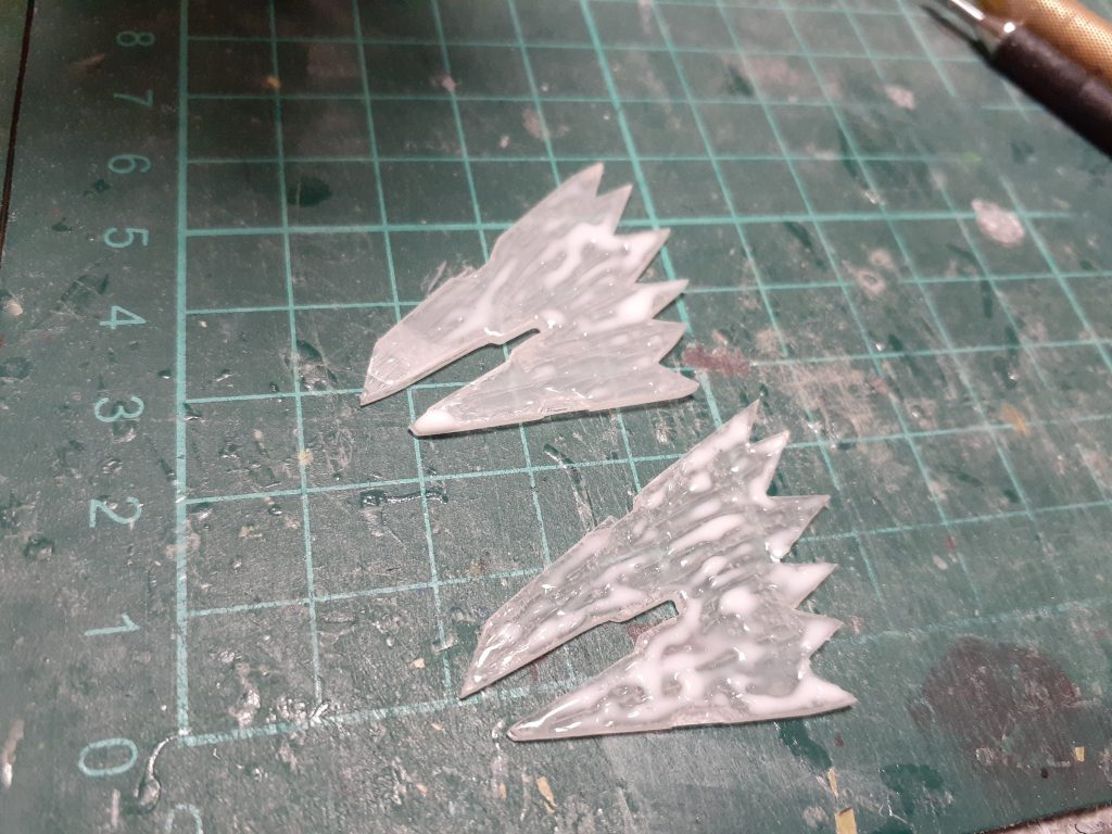 腕のエフェクトはプラ板を積層したものの表面にボンドを塗って作りました