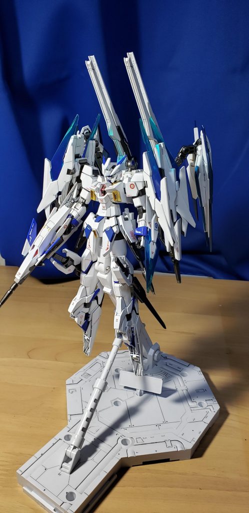 正面から。天使っぽいイメージを出したかったので全体的に白を基調とした色にしました。しかし、白以外に何を入れればいいのかが分からないため、バエルを参考にして、白と青と黄がほとんどの、シンプルな色にしました。ちなみに、装甲部はサーフェイサーエヴォホワイトと、Mr.colorのブルーを。内部フレームや、ドッズライフル等は、スーパーステンレスと黒鉄色を1:4ぐらいで混ぜたものを。バーニアや、インテーク、そして細かい部分塗装にラフゴールドを使用しています。