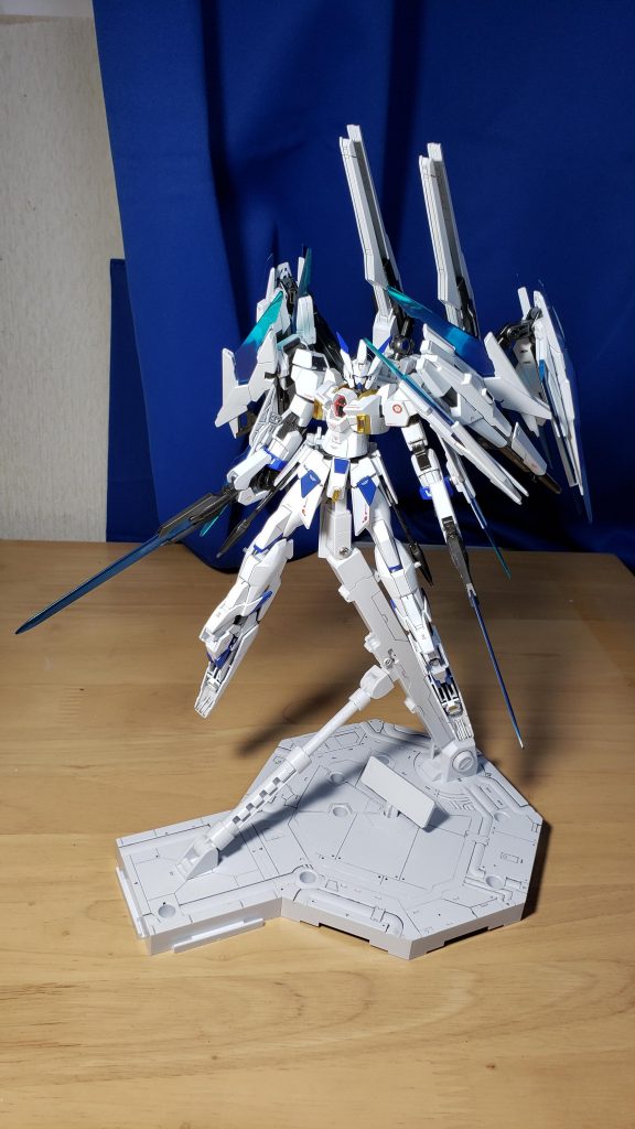 ヴァルキュリアソード新規装備された長身のソード。ズバ抜けた切れ味を誇り、MAの装甲も容易に貫くことが出来る。また、ライフルとしても使うことが可能で、こちらもエネルギー充填率によって性能が変わるようになっている。