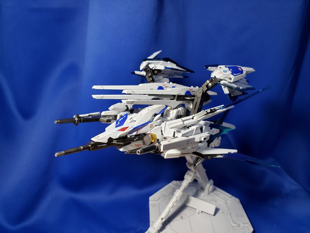 高速移動形態。この機体が持っているほとんどの射撃兵装が正面を向くため、この形態でフルバーストのようなことをすることも出来る。大型レールガン巨大な弾体をもつ、圧倒的な破壊力を持つレールガン。その威力は直撃した場合空母すら1発で致命打になるほど。さらに射程も長く、弾速も非常に速いため回避が難しい上、命中精度も優秀であり、敵艦からすると大きな驚異と言える。ただ、エネルギーをチャージする時間が1発辺り5分と、かなり長い。さらに、本機が搭載可能な弾数も2発しかないため、威力は強力なものの、扱いづらい兵装と言えるかもしれない。また、砲弾にも種類があり、砲弾の先が赤い、核砲弾と、通常の通常弾がある。このプラモデルが装備しているのは通常砲弾の方である。