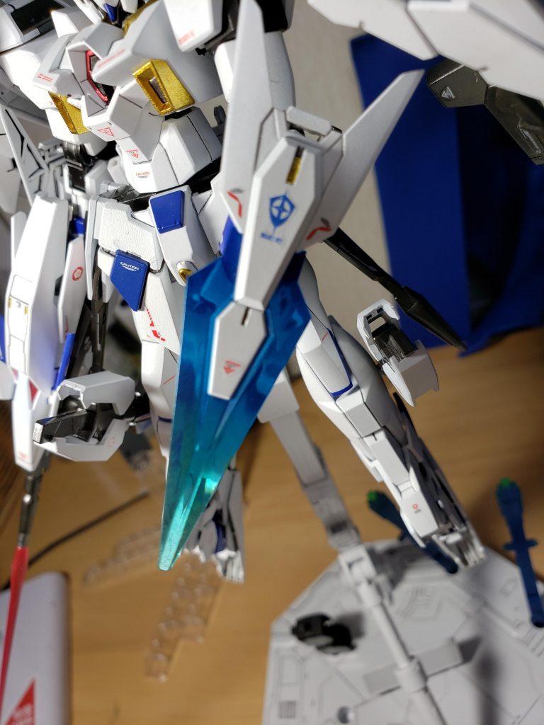 ブレードシールドブレードとしても、シールドとしても使うことが可能な兵装。前身のシグルシールドより僅かに短縮されており、より扱いやすくなっている。また、表面はナノラミネート装甲と似たような特性を持っている金属でできており、ブレードの部分は超硬強化ガラスによって作られていて、MSの装甲を貫いたり、切断することも可能。