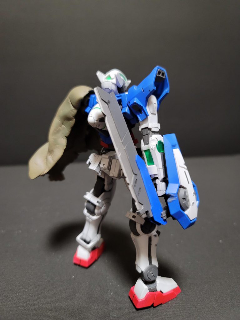 全面・背面です。今回は蛍光塗料を使ってみたのですが、脛の部分を塗り忘れてます。ᔪ(°ᐤ°)ᐤᑋ遠目で見る分には良いですが、よく見ると細かいキズ多め塗り分けが少し汚いです。次回に活かします。しかしながら、プロポーションには気遣い、肩アーマーの小型化、腕関節の短縮、膝の大型化、足先は切り詰めて全体的に薄くしてます。