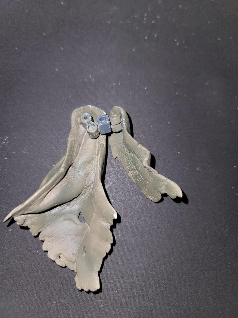 マントはパテで作成。ジョイントはポリキャップとタミヤのジョイントで、簡易的ですが表情を付けられるようにしました。他にもGNブレードのブレード部と受けの部分はスクラッチして作成。リアアーマーは3mm軸を埋め込んで可動出来るように改造してます。最後何枚か貼っておきますね(っ ' ᵕ ' c)