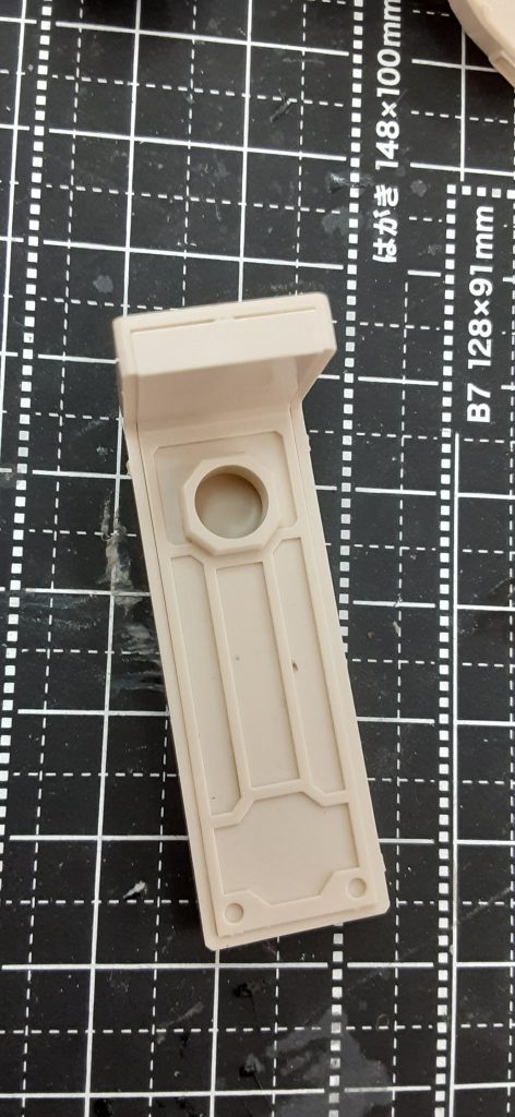 ザクのシールドで自分的定番加工ですが、外装甲と内部装甲の狭間にスリットを入れます。