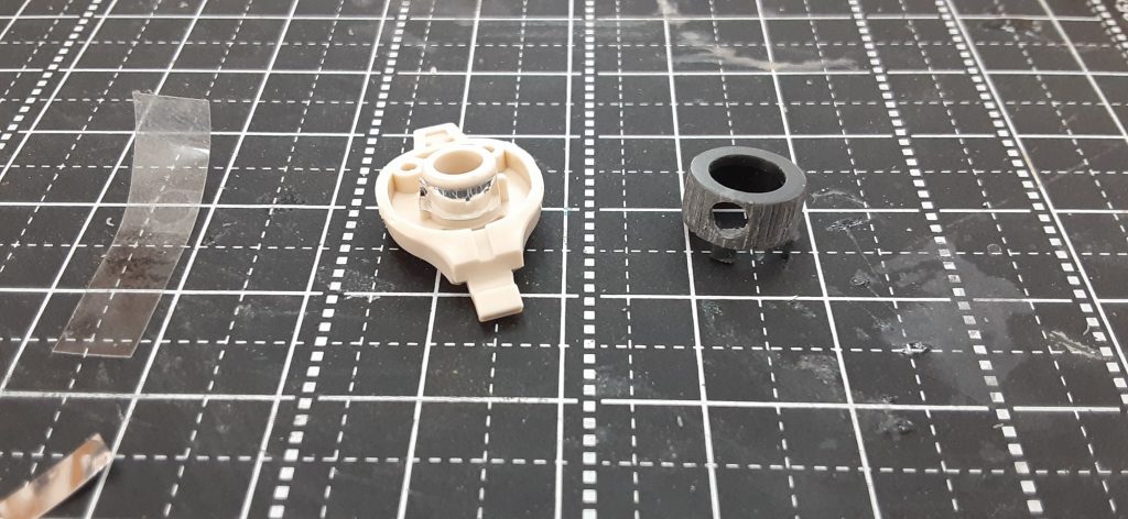 モノアイ部分は回転パーツに穴開け、内側の軸の部分にラピーを張りました。