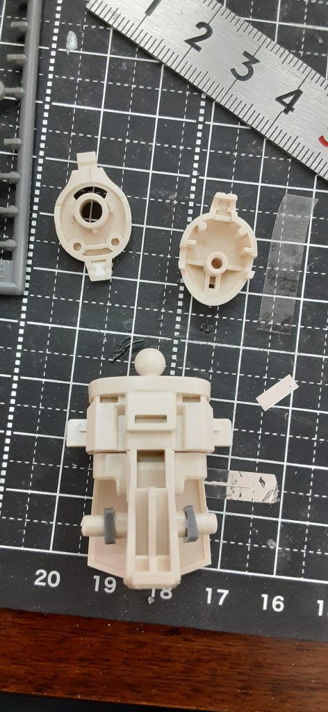 間接軸にはポリキャップの輪切りをスペーサーにして、若干太股が外に広がるようにしました。