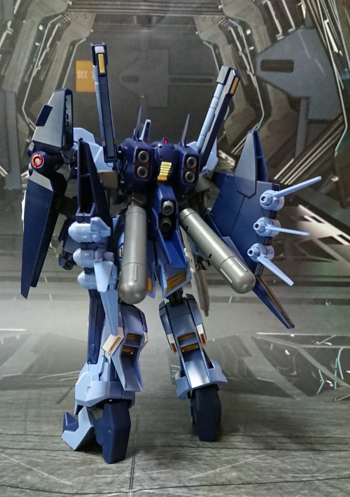 後ろから。金色はガンダムマーカーのゴールドと、塗りにくいところはシールで済ませました。