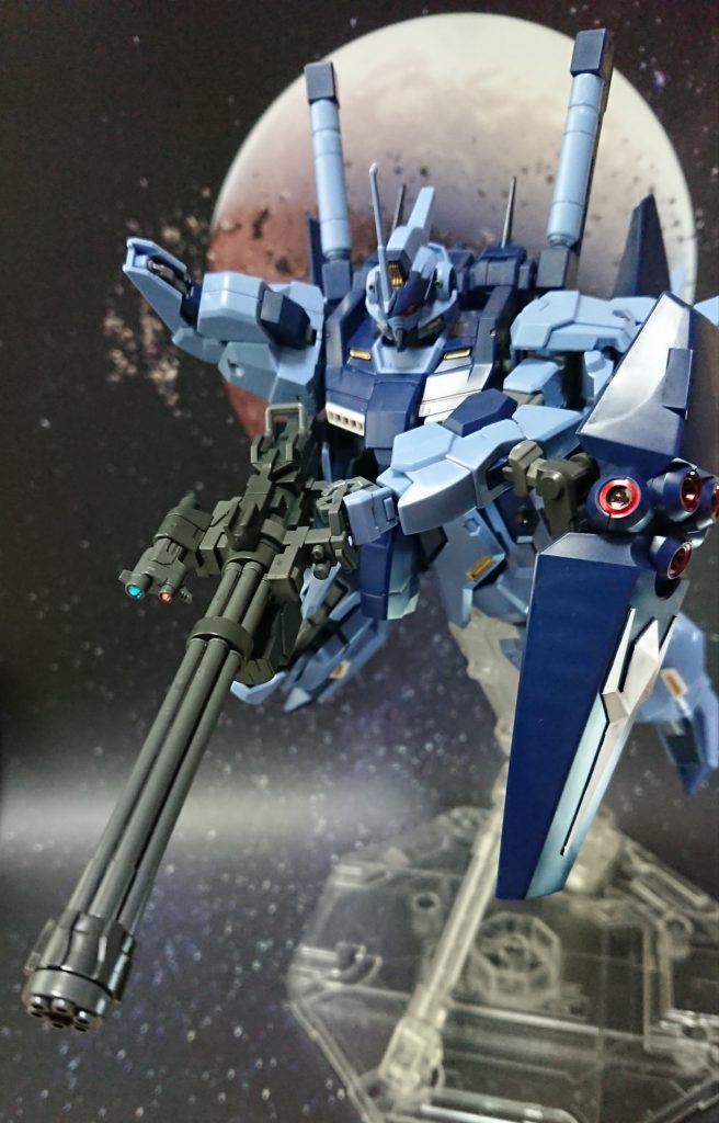 システムウェポンキットのジャイアントガトリング装備。シールドの接続には、HGBC系の余ったジョイントを噛ませて、腕との位置関係の調整を可能にしています。