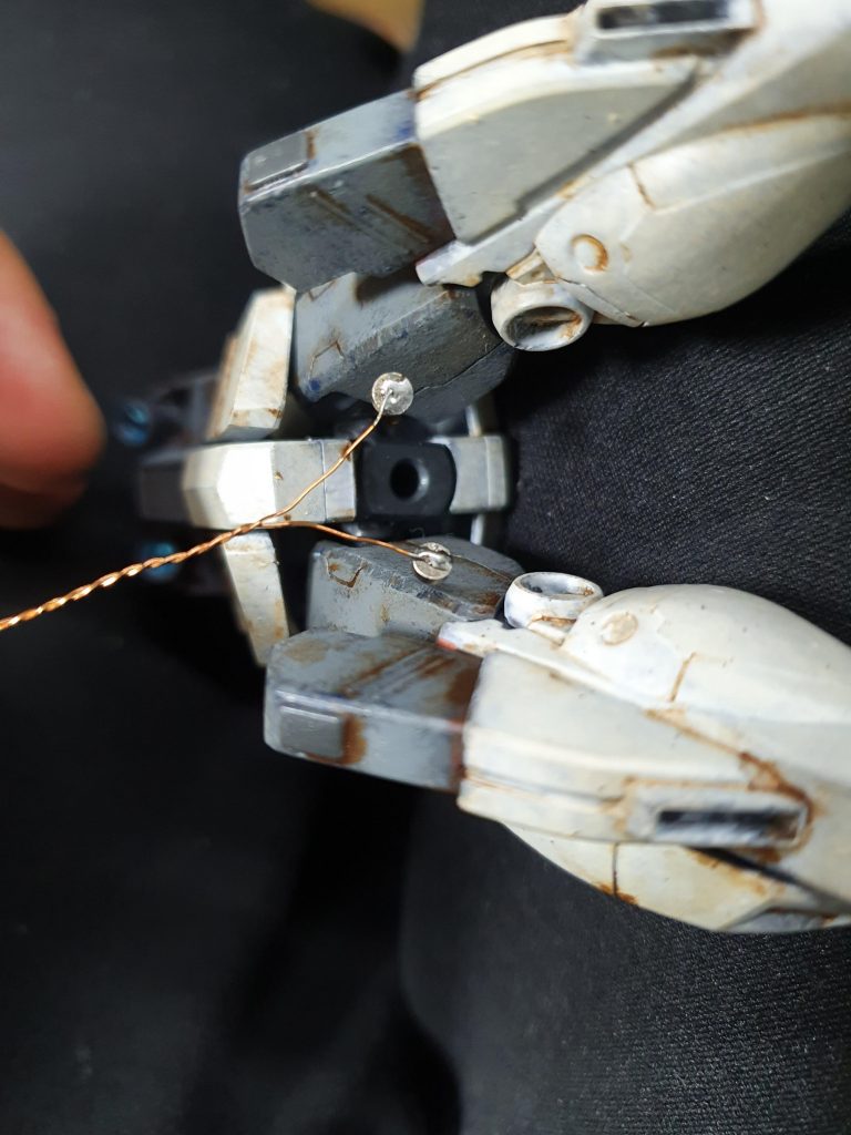 電線を磁石で連結して素体とラインを分離できます。