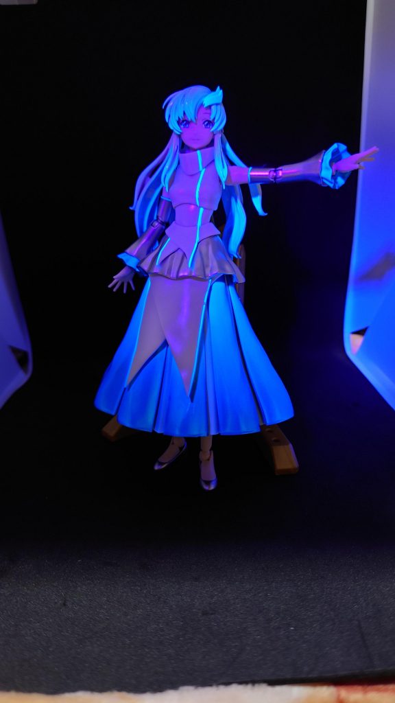 ブルーライトで発光！