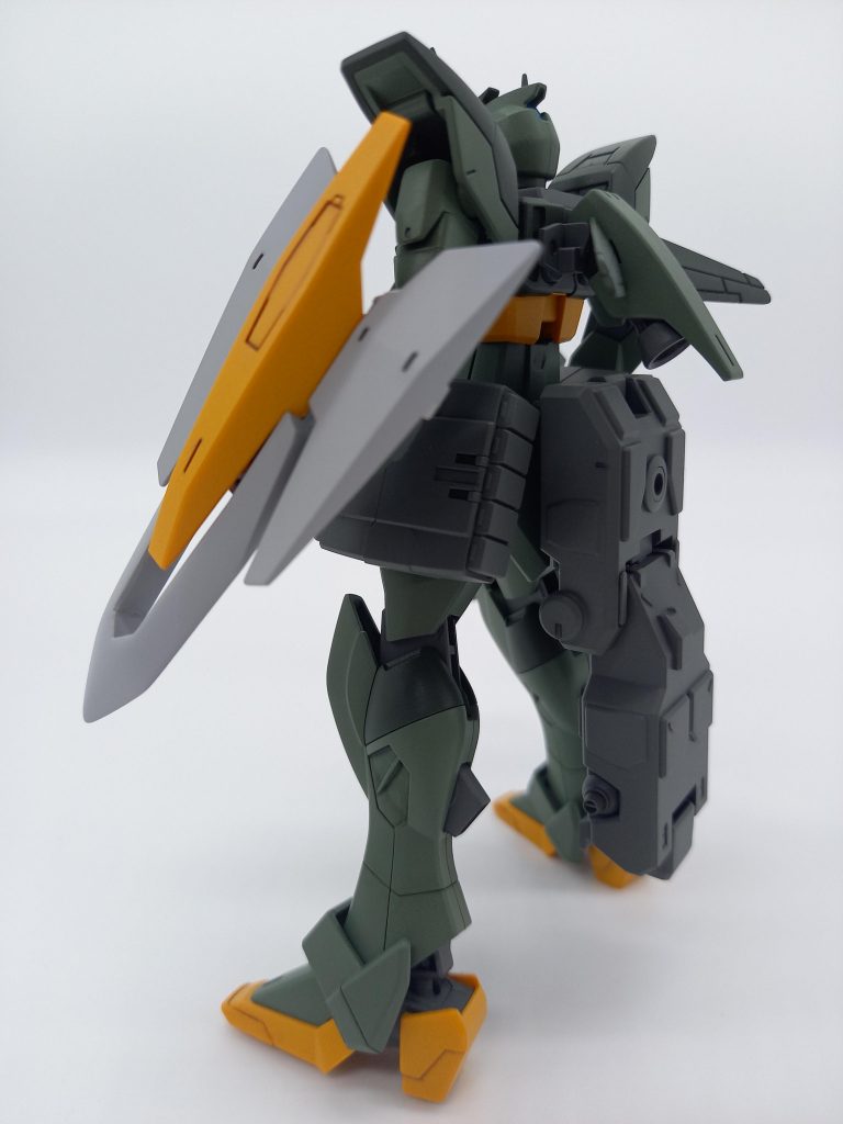 背部には索敵用のレーダーや、エネルギータンクを兼ねた複合装備をマウントしており、陸戦と索敵能力、持久戦闘力に優れたセットアップが施されている。