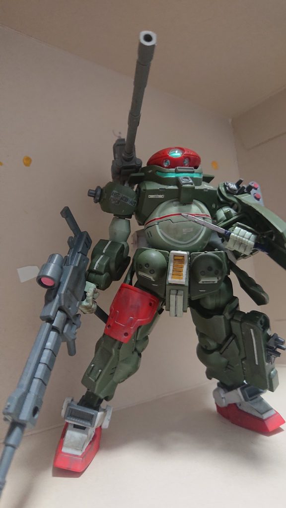 スパイクは陸戦型ガンダムのものを流用。装甲板はMSGや陸ガンのジャンクを貼り付け。バックパックはEz-8のもの。