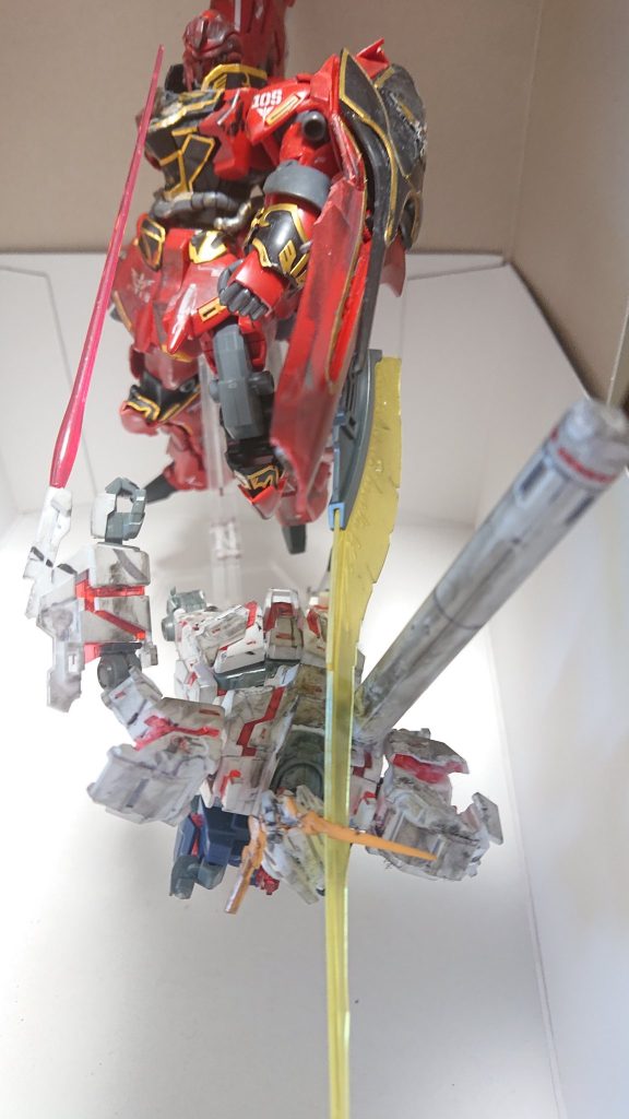 シナンジュの圧倒的優位感を出したくて位置はユニコーンの上に配置