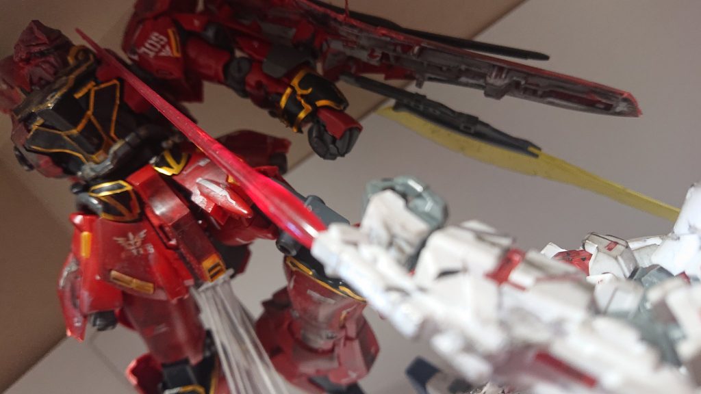 バナージ「それでも！」と叫びながら必死にサーベルを向けるが首元に刀を突きつけられ追い詰められてる感じ。 