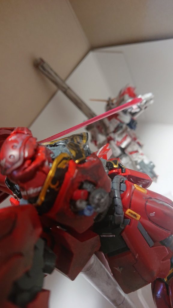 シナンジュのもげた片腕はランナーを短く切って押し込んでケーブルっぽくしました。