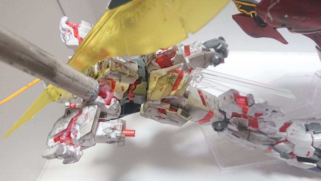 激戦の中で、フロンタルの機転によりパージしたシナンジュのプロペラントタンクをぶち込まれたのをイメージ