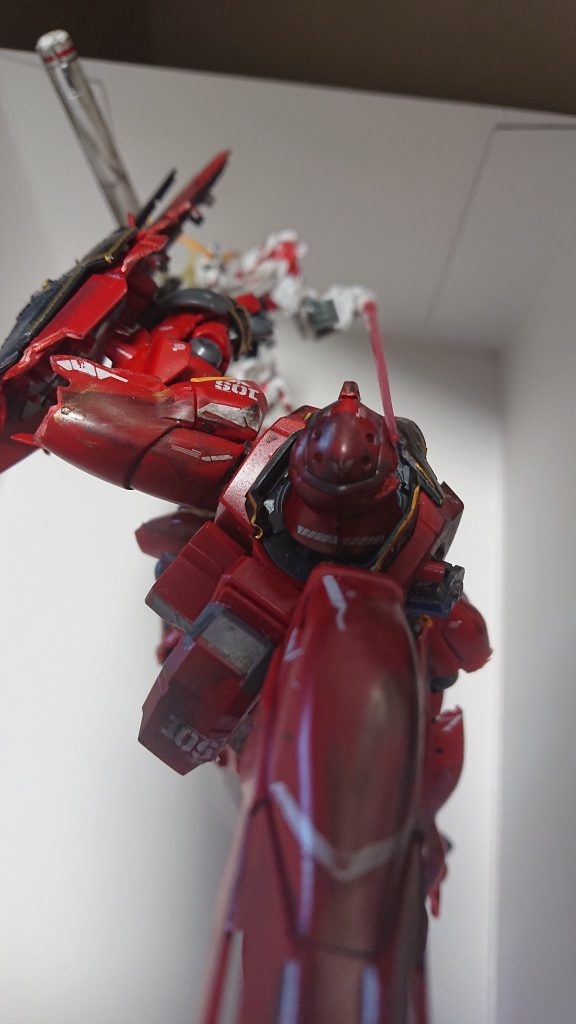 両機四肢の一部を無くす激戦の末をイメージしてパーツもいだり切り取ってみました。