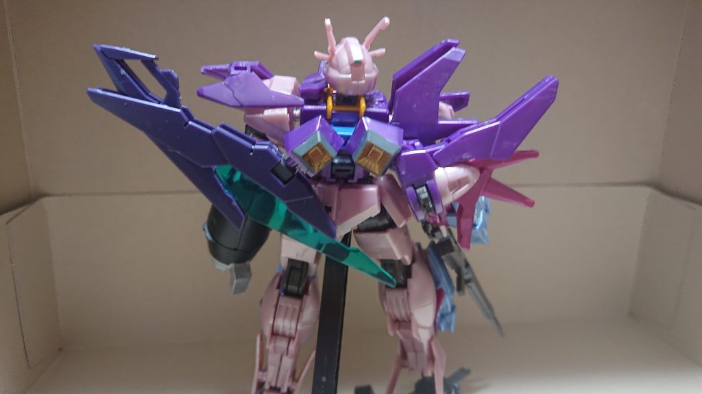 大事な太陽炉をと心を半分失い、背中のバックパックにAGEⅡマグナムの剣を装着してるので剣を使うと片翼(←重要)になることですね。