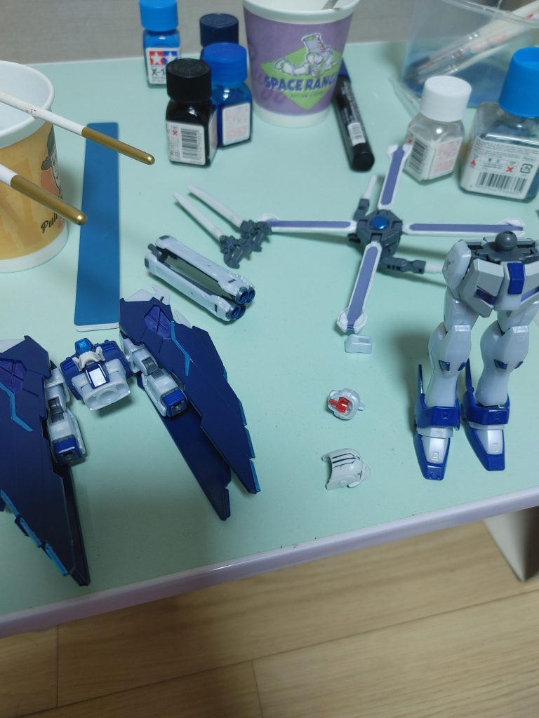 パーツを組み合わせたり塗装しています。塗装も組み合わせも結構大変でした。エナメル塗料は消すのがきつくて、フルクロスユニットは何度も外される(涙)本当に我慢の限界でした。(笑)