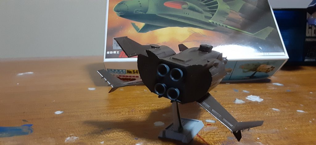 スラスターノズル薄く削ってます。劇中見たら後ろもザンジバルから変わってるんですね。完全再現にはかなり改造必要ですね。