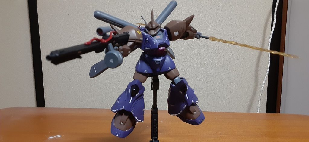 おまけ　先日作ったゲルググの武器作って見ました、エクバでナギナタ振り回してるの見たらやっぱり持たせたくてランナーでグリップ作ってビルダーツパーツの1/100エフェクトセットを適当に切ってリアルタッチイエローで塗りました。