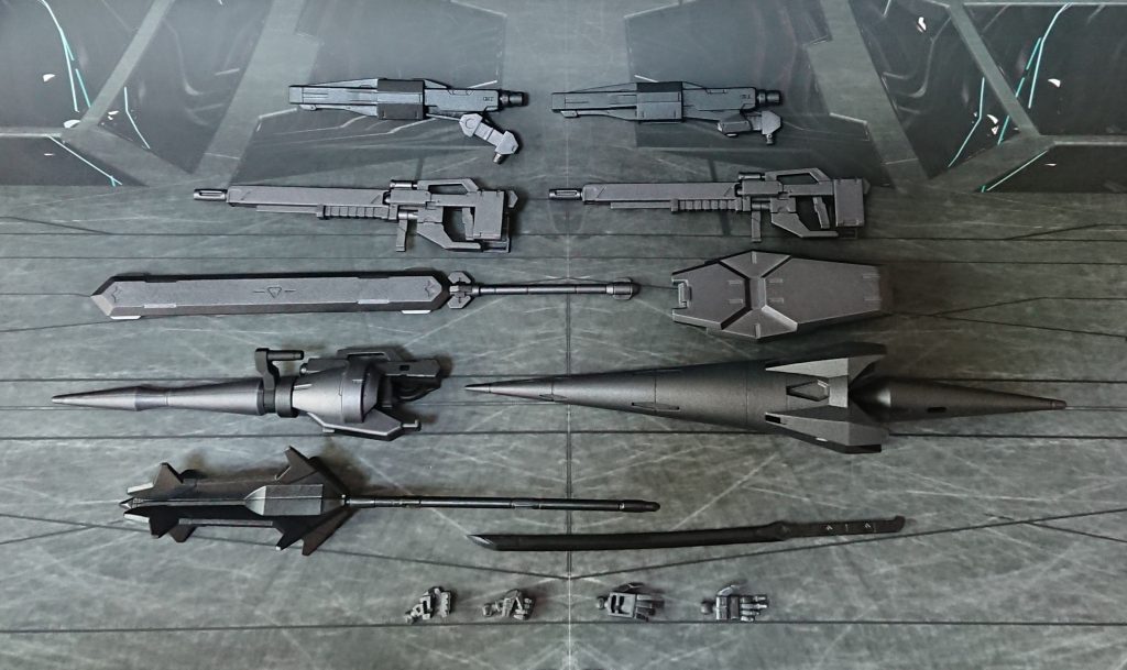 武器類。塗装はガンメタルとメタリックブラック、ところにより黒サフそのままです。元々の武器のツインブレードは、好みでないので持たせません。