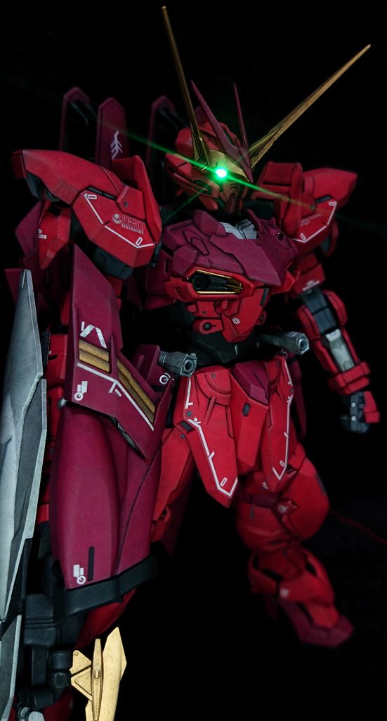 目や頭頂部のセンサーには腰の後ろのケーブル差込口ようなモールドからフレーム内を通してLEDを仕込んでいます。また、単にLEDを入れるだけでは目の部分とクマドリの間から光が漏れてしまうため、漏れなくなるのを確認できるまで何度もエナメル塗料を塗り重ねて遮光しました。