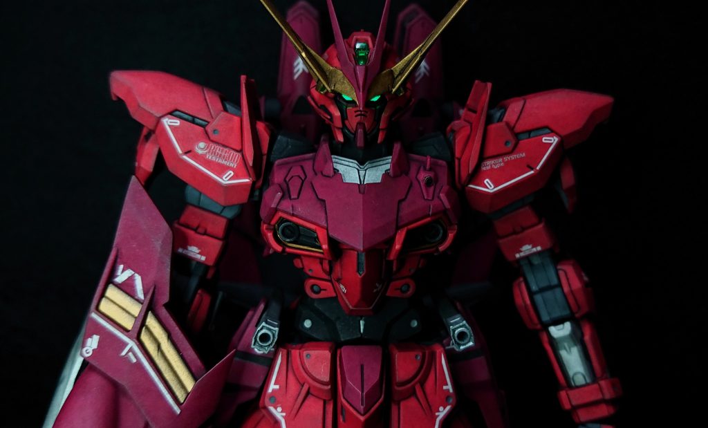 左胸のバルカンはくり抜いてメタルパーツに置き換えています。水転写デカールはキットに付属のデカールを個人的に好みに合わないVPS装甲のもの以外を説明書のガイドのとおり貼り付けた上で、余ったコーションマークやエンブレムをそれらしいところに貼り付けました。