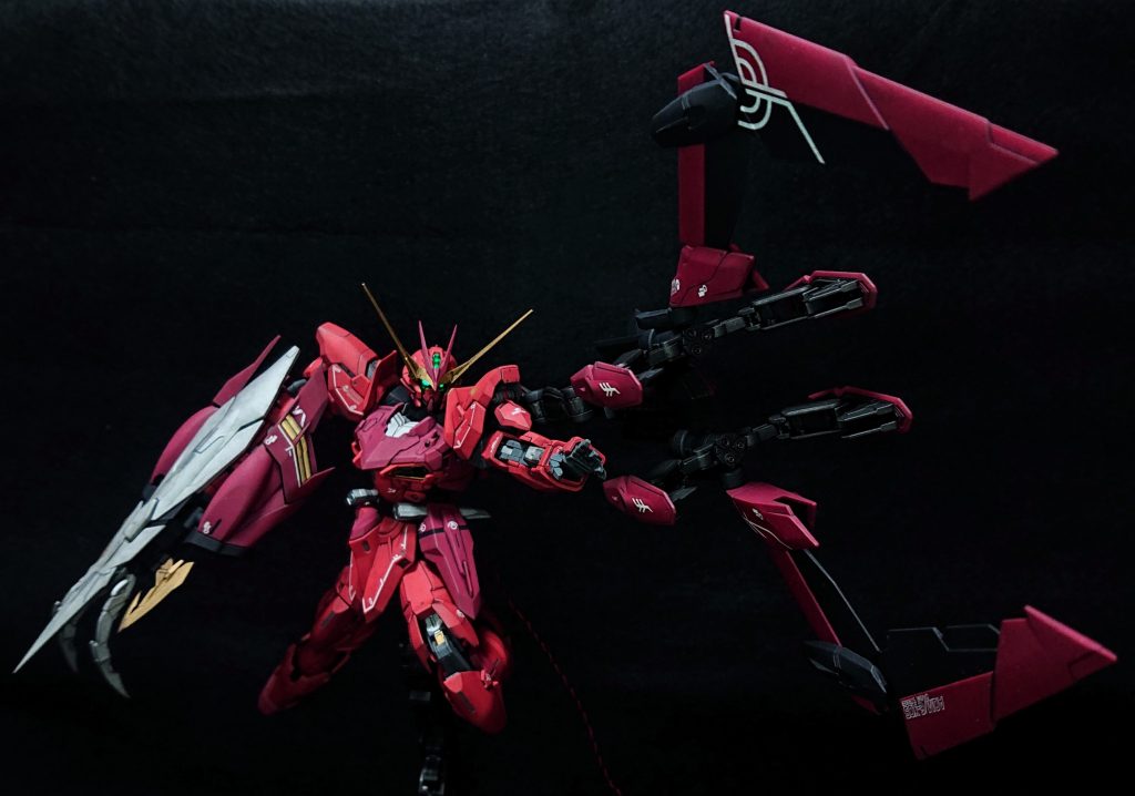 ディバインストライカーのクローを展開したポージングにて。ウイング付け根部分は合わせ目が出るため、思い切ってウイングを挟み込んだ状態で接着して合わせ目を消しています。内側も予めブラックで塗装しておきました。