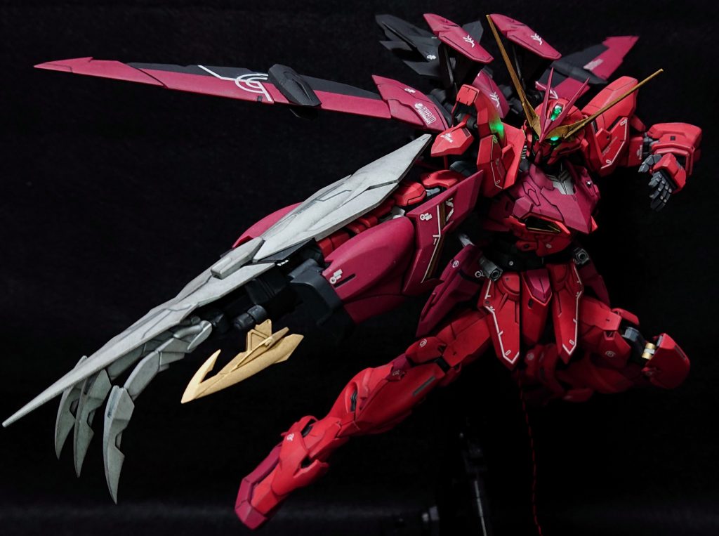 箱絵のポージングにて。可動時に露出する膝関節等のフレームの一部をシルバーとゴールドで塗り分けてメリハリをつけています。