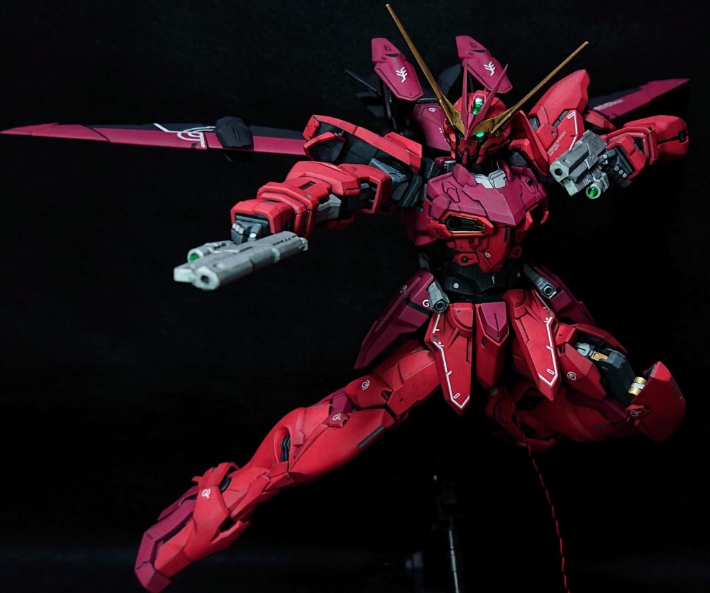 ハンドガンはモナカ割で合わせ目が出るので接着して合わせ目を消して銃口を開口し、ポインターのような部分にはクリアーグリーンで表面を塗装し裏面にミラーシールを貼ったウェーブのHアイズを貼り付けています。