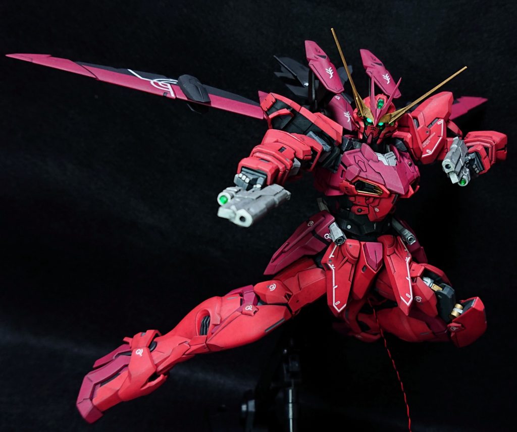 肩アーマーも内側をグレーに塗って外装との差別化を図りました。