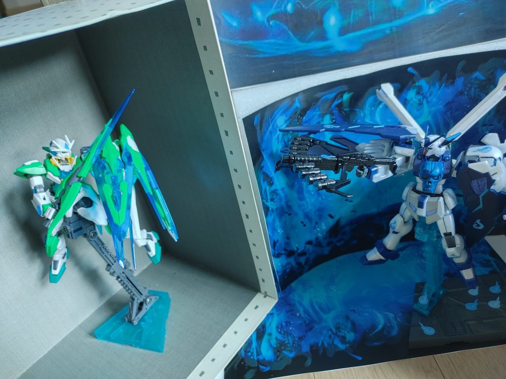 かつての敵であるダブルオーシアクアンタと戦っています。G-ポータントを追い詰めたものの、結局負けましたよね、それに対するガンプラの思念がリベンジをします。