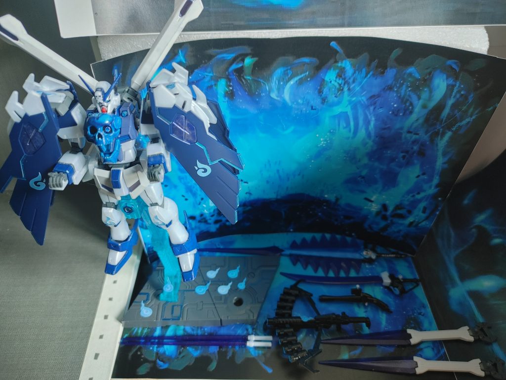 武器の集めです。塗装して名前も変わりました。クロスボーンガン&ソードはデモニックガンブレードになり、バスターガンはラシュディルカになりました。ピーコックスマッシャーは黒く染まり弾丸が出る所は青になって能力は吸い取った魂(粒子)をエネルギーにして発射します。新たな名前はデモニックバスターです。ビームザンバーは魂を切る刃となって名前はソウル・キラーです。能力は吸収した粒子を放つことで威力が倍になります。ムラマサ・ブラスタはウィスプ・ブラスターとなり蒼き業火を実現させ敵を破壊します。ドクロの所は鬼火で吸収した粒子を放つことで以前よりパワーがあがりスカルサテライト・インフェルノキャノンになりました。ビームサーベルはそのままです。