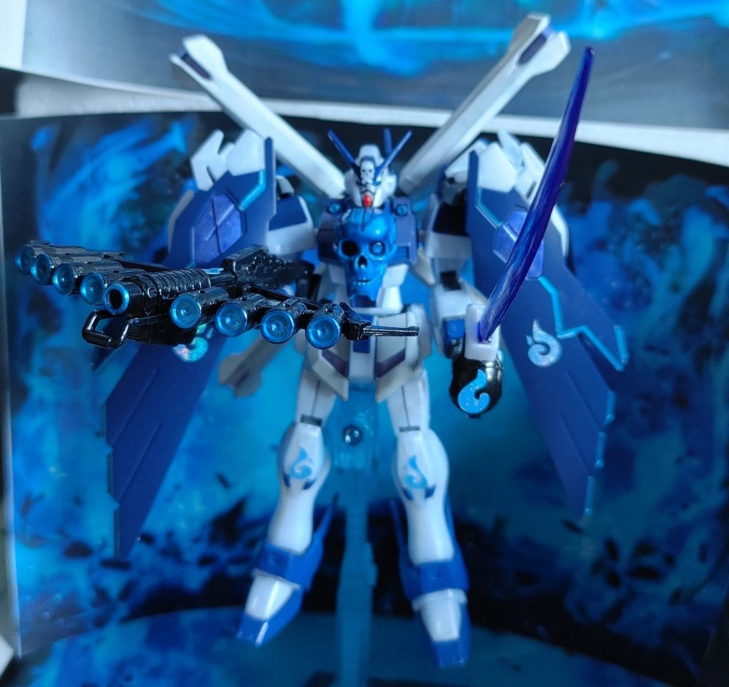 塗装はクリアブルと青、黒を含めメタブルとメタバイオレットで終わりです。真ん中のドクロはシールを貼ってクリアブルで塗装しました。顔がオープンしていて体に鬼火のシールが貼られているのが特徴です。オープンフェイスを選んだ理由はより悍ましく、怖い海賊の印象を与えるためです。