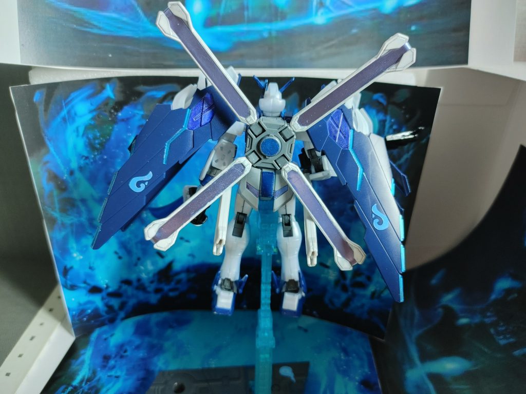 両面のフルクロスユニットに鬼火のシールを貼って前後同じくメタブルとメタバイオレットで仕上げました。バックパックはクロスボーンガンダム魔王を使って四つの骨を白色で塗装し、シールを貼りました。